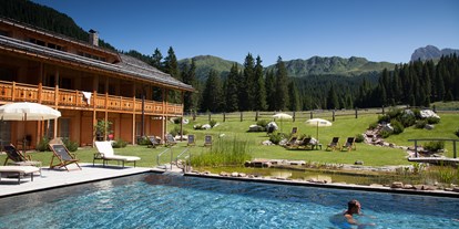 Allergiker-Hotels - Parkplatz - Pool Sommer - Tirler Dolomites Living Hotel 