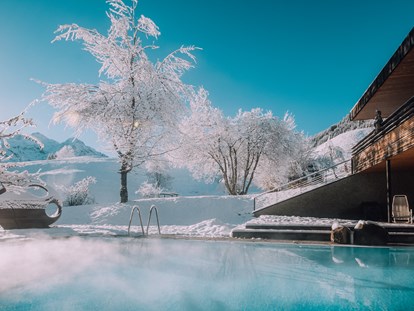 Allergiker-Hotels - Parkplatz - Naturhotel Chesa Valisa Pool im Winter - Das Naturhotel Chesa Valisa****s